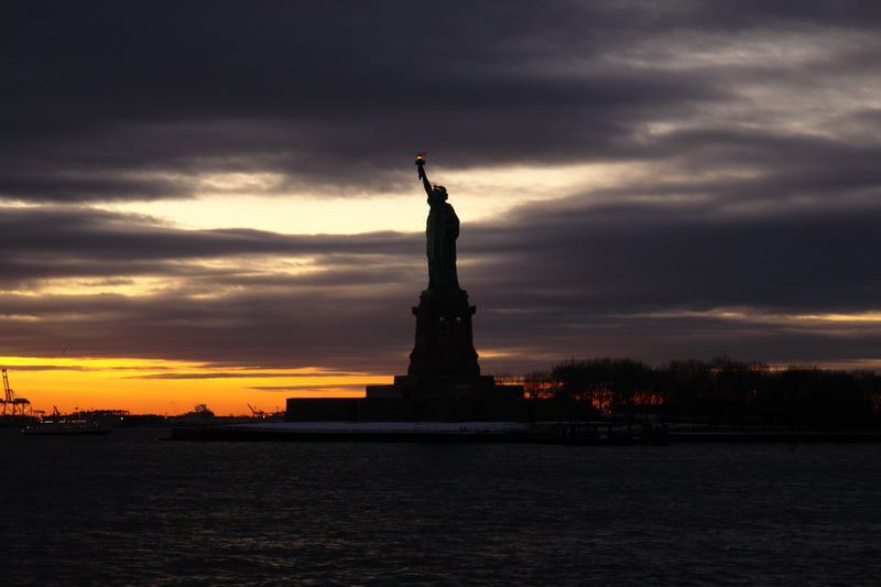 Закат в декабре - Статуя свободы город Нью-Йорк